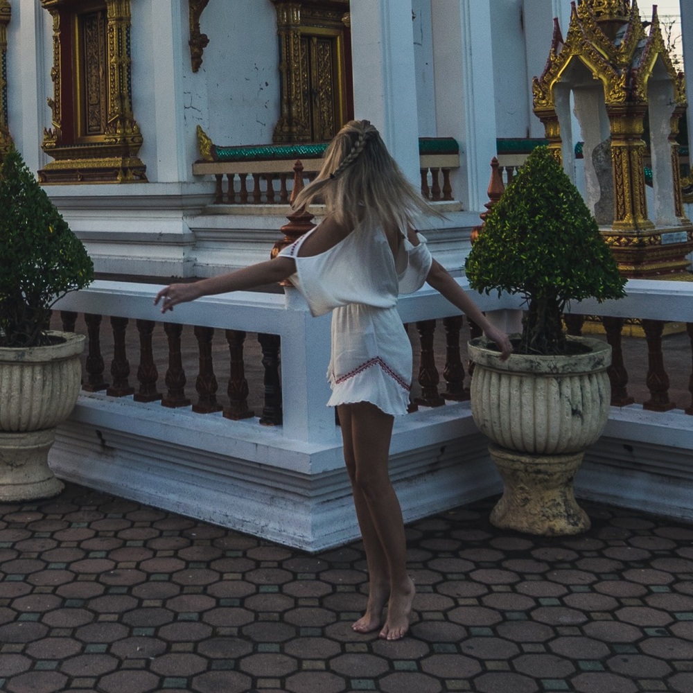 White and red romper - Picture 3 of 7